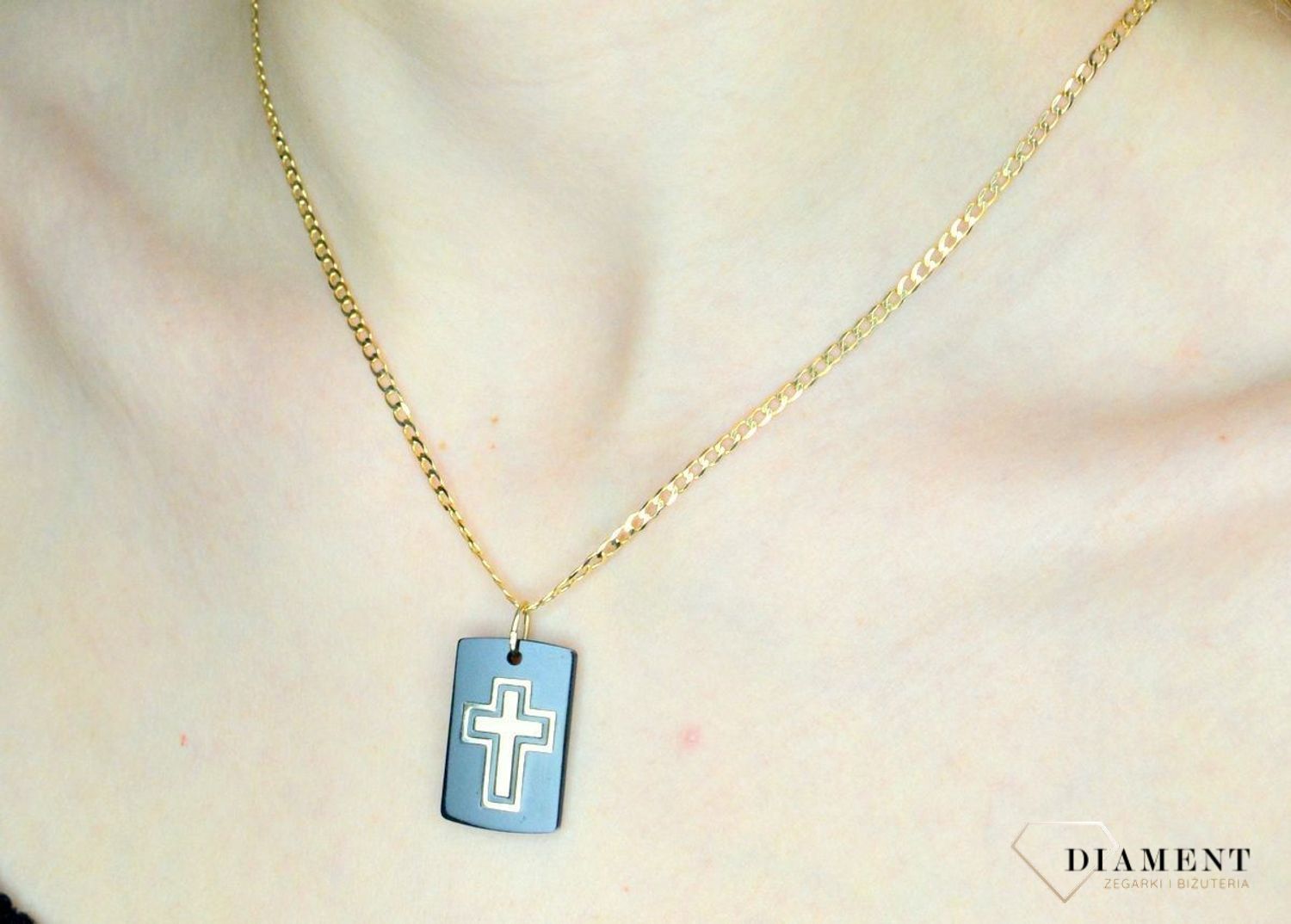 Złota zawieszka Krzyżyk 333 Krzyżyk na czarnej jubilerskiej blaszce ZA 1708 Złota zawieszka krzyż. Krzyżyk złoty próby 333. Złoty krzyżyk na komunię, chrzest, bierzmowanie. Krzyżyk złoty idealny na prezent..jpg